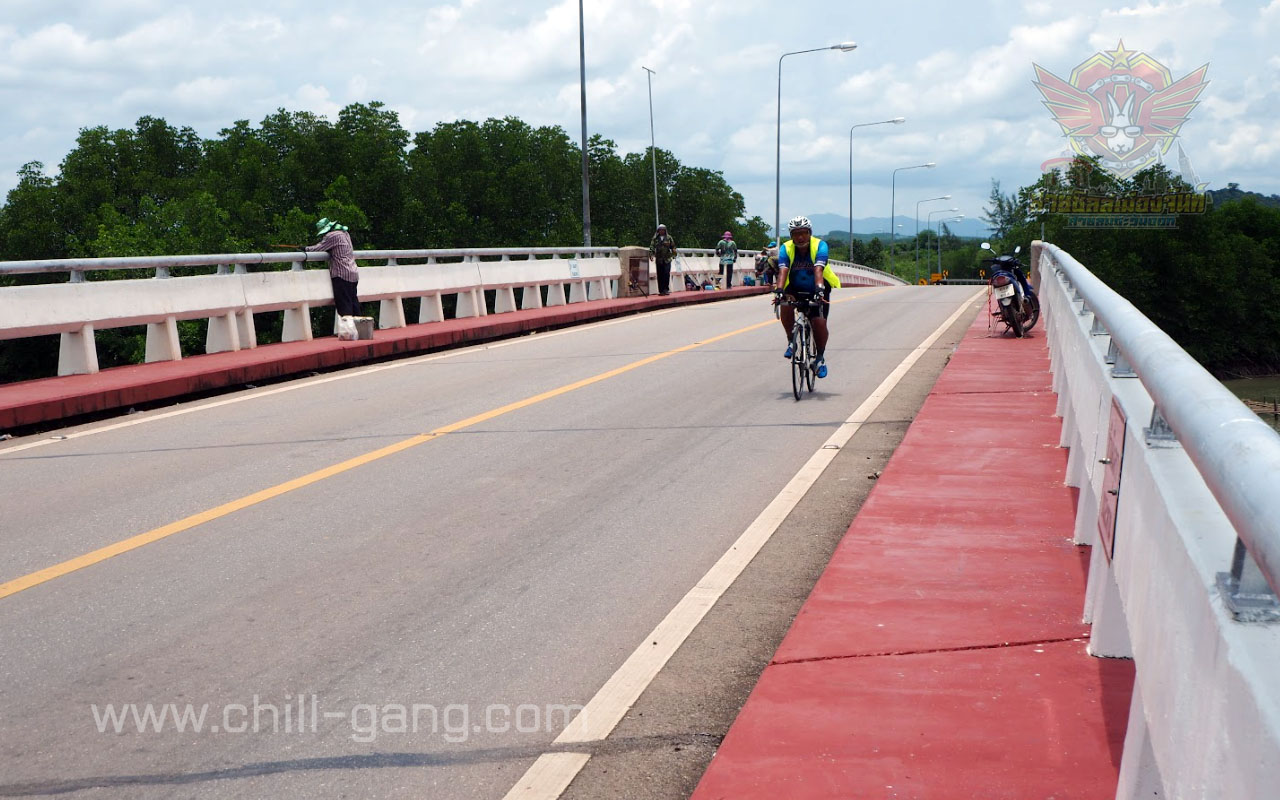 สะพานข้ามปากน้ำพังราด ขี่จักรยานข้ามสะพาน Tourist Rayong