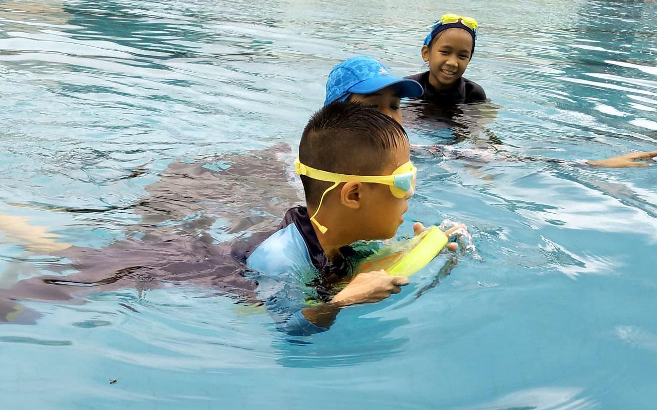 ว่ายน้ำ เรียนว่ายน้ำจันทบุรี สอนว่ายน้ำเด็กพิเศษ