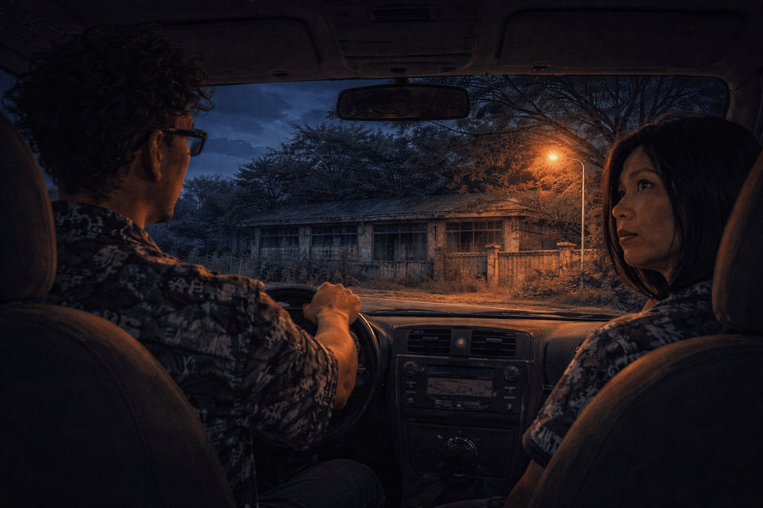 ภาพประกอบ ครูเล่าผี มีอยู่ว่า 4 คู่รักขับรถผ่านตึกเก่าชั้นเดียวท่ามกลางต้นไม้ใหญ่และแสงไฟถนนยามค่ำ